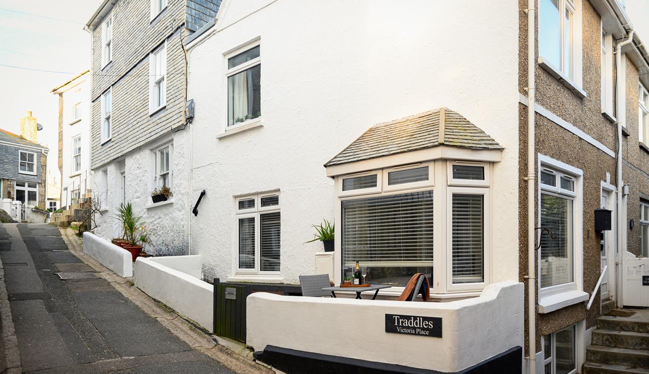 Traddles is situated in Downalong, just steps from the harbourfront.