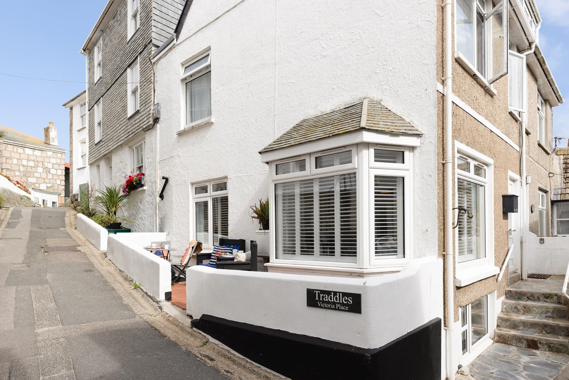 Traddles is situated in Downalong, just steps from the harbourfront.