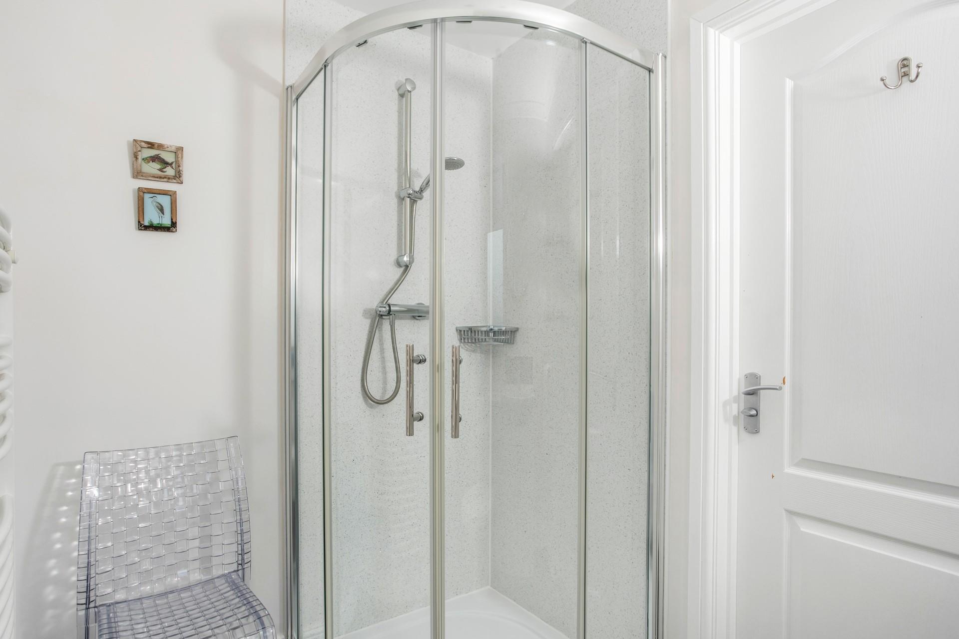 Why not head out to a local restaurant? The handy en suite is the perfect space to get ready.