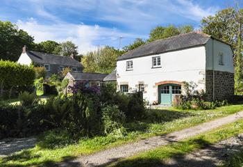 There's plenty of outdoor space for enjoying the Cornish sunshine.