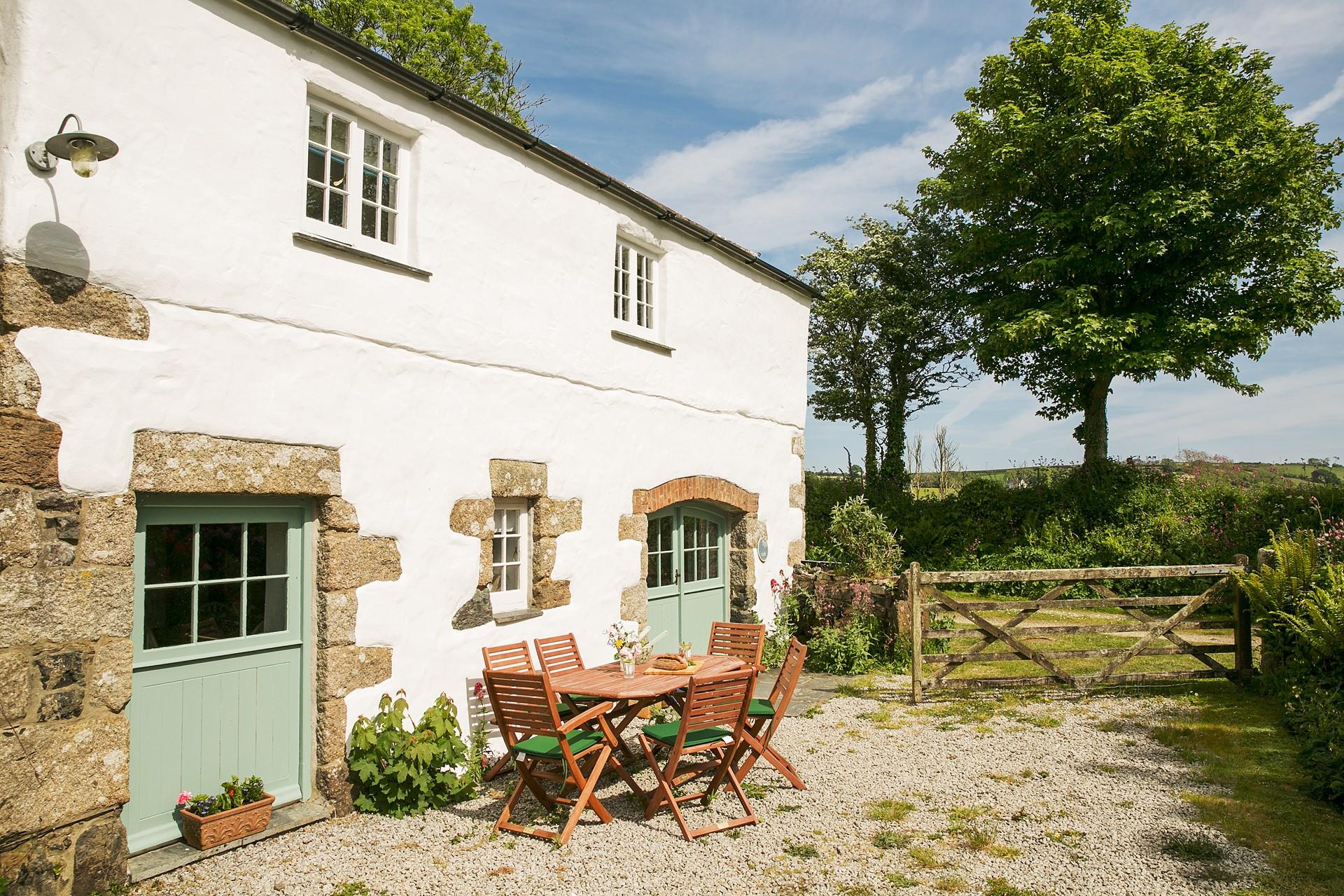 Take meals al fresco in the warm summer months.