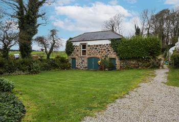 Ideally located near the Helford River, the cottage is perfect for exploring this tranquil part of Cornwall.