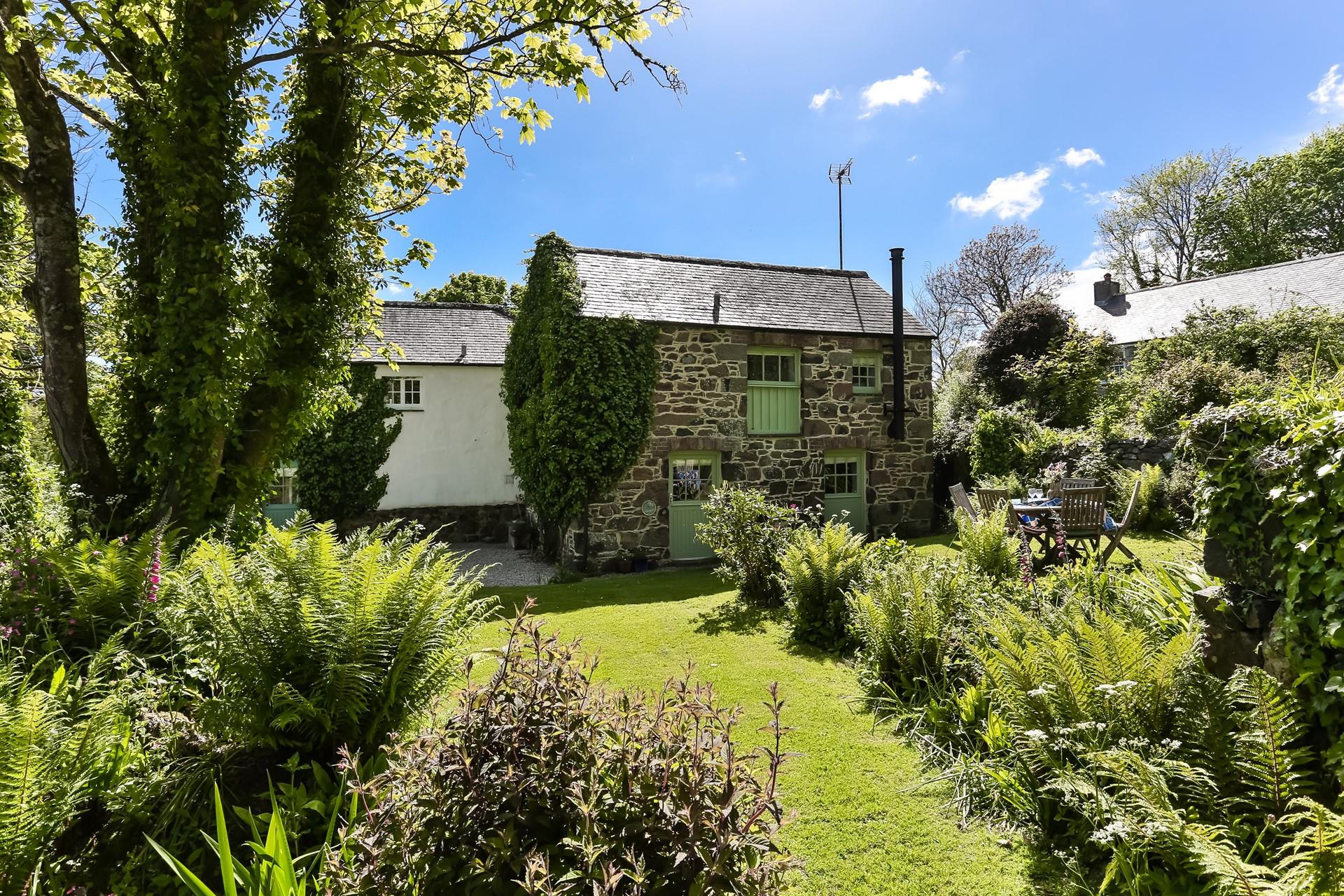 Ideally located near the Helford River, the cottage is perfect for exploring this tranquil part of Cornwall.
