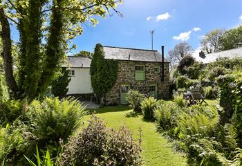 Ideally located near the Helford River, the cottage is perfect for exploring this tranquil part of Cornwall.