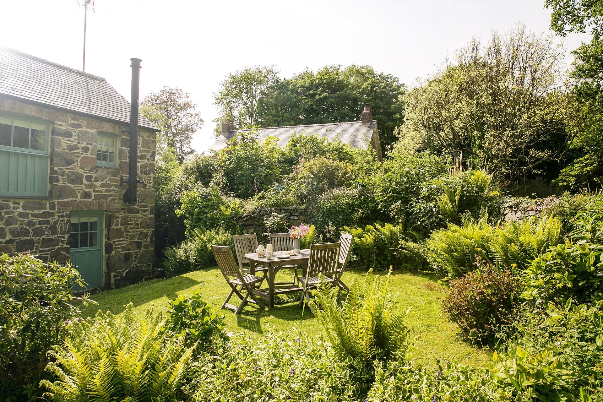 Take meals al fresco in the summer sunshine. 