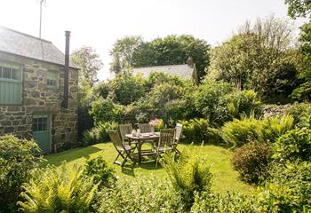 Take meals al fresco in the summer sunshine. 
