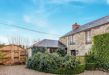 Arrive at this cosy cottage and sink into countryside living.