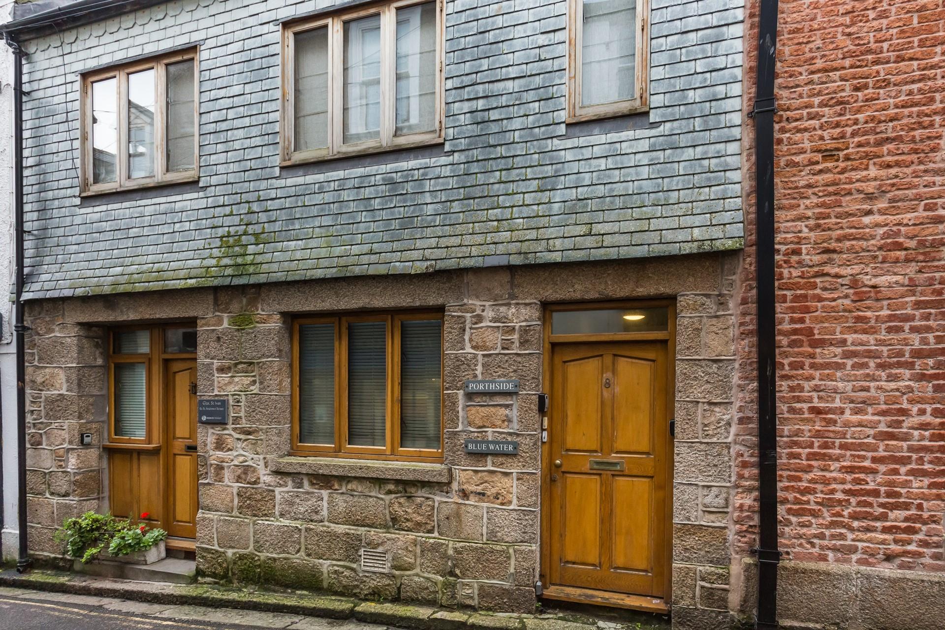 Blue Water is ideally located just a short walk from the beaches and shops in St Ives.