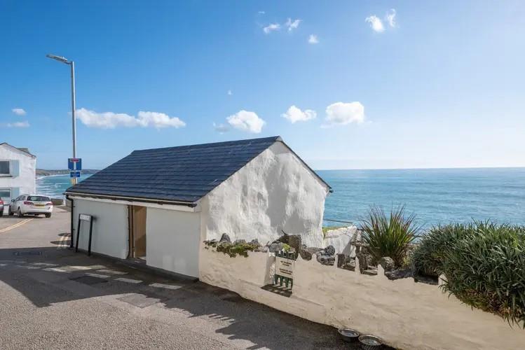 Head across to The Hut to enjoy al fresco drinks on the balcony.