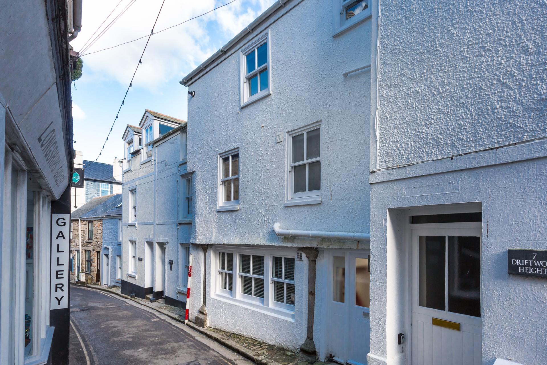 Ideally located, Driftwood Loft is nestled between the harbour and Porthminster Beach.