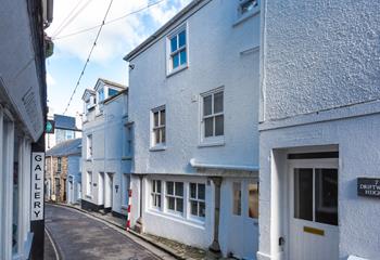 Ideally located, Driftwood Loft is nestled between the harbour and Porthminster Beach.