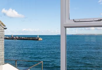 Watch the tide roll in and out of the harbour from the comfortable sitting room.