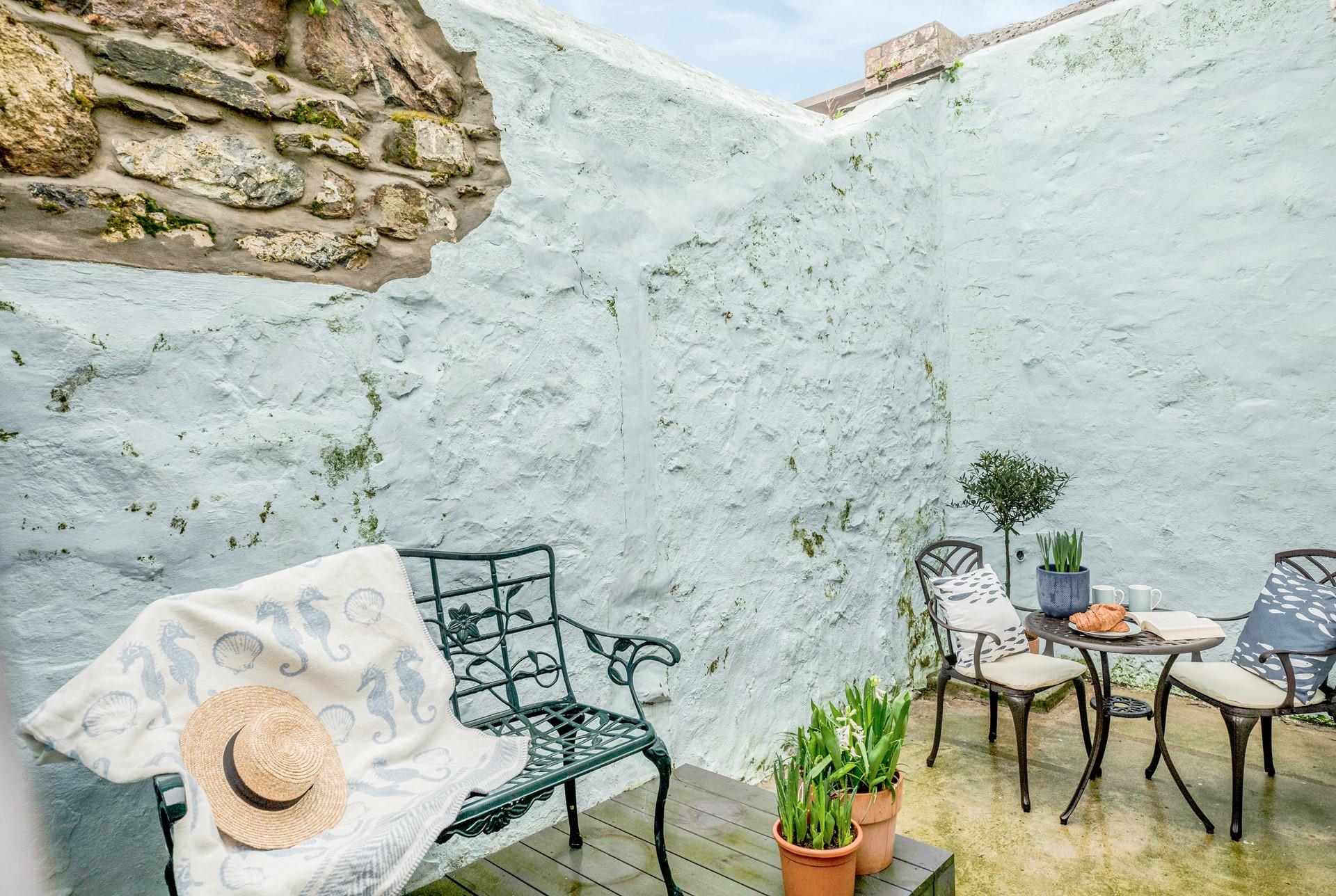 Take breakfast al fresco in the courtyard.