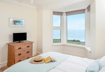 Watch the sunrise over the Bay each morning from the lovely bedroom.