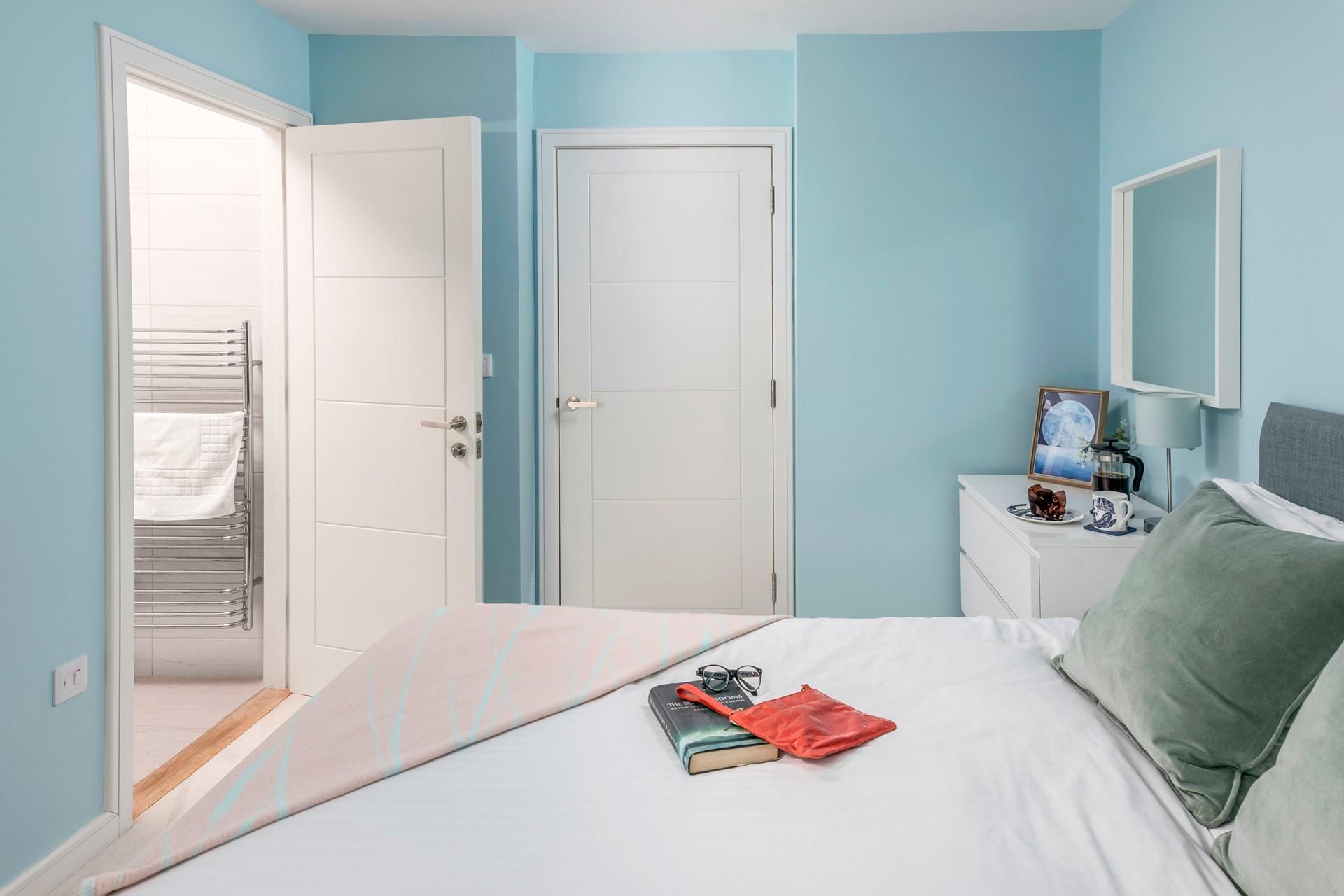 Wake up and wander into the en suite to get ready for the day.