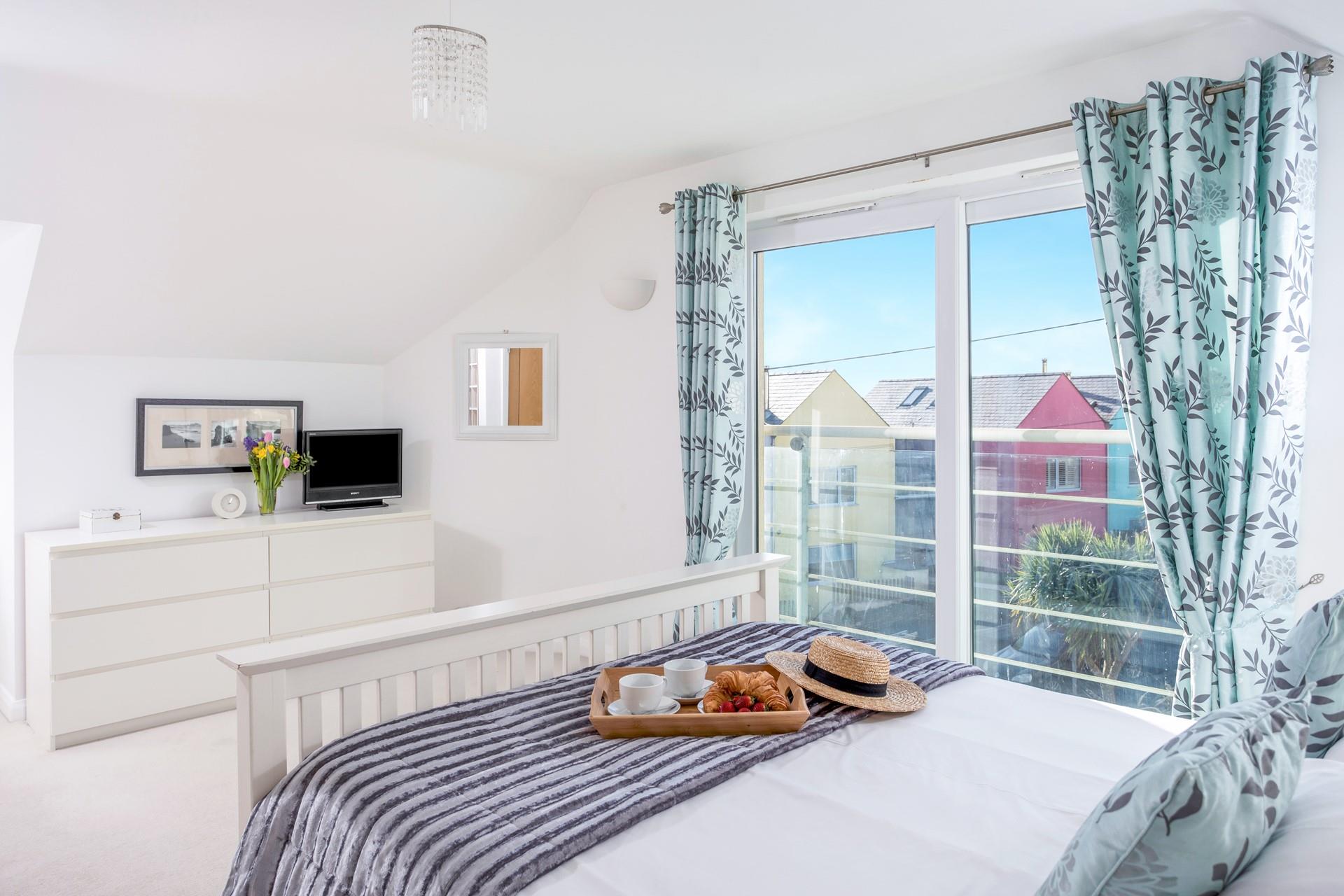 Start the day with breakfast in bed whilst you discuss the day's plans.