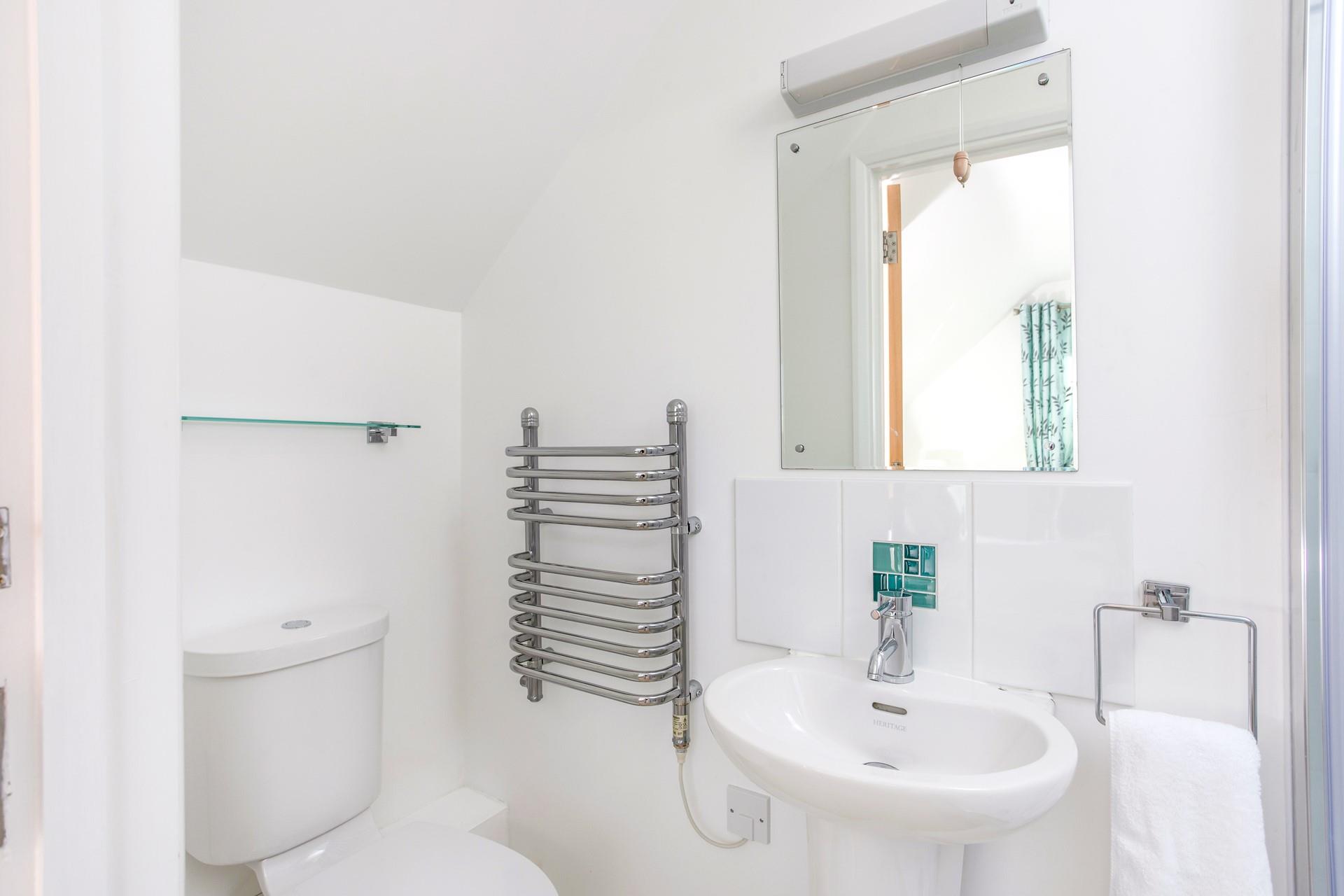 Start the day with an invigorating shower in the en suite.