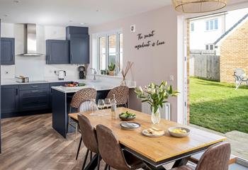 Pipit House, Sleeps 8 + cot, Bude.