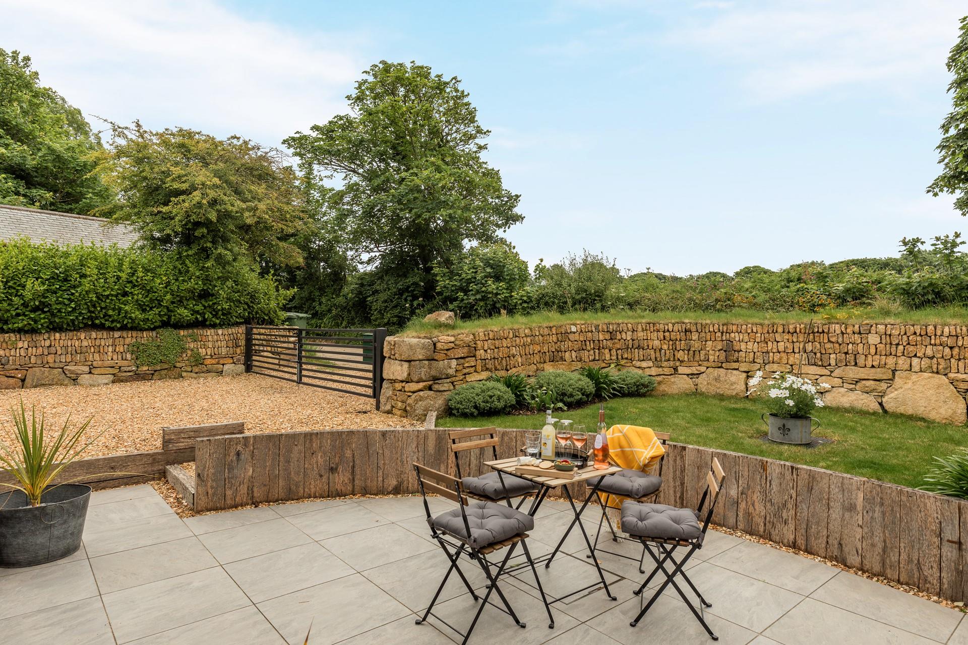 The landscaped garden is ideal for spending summer nights enjoying the surroundings.
