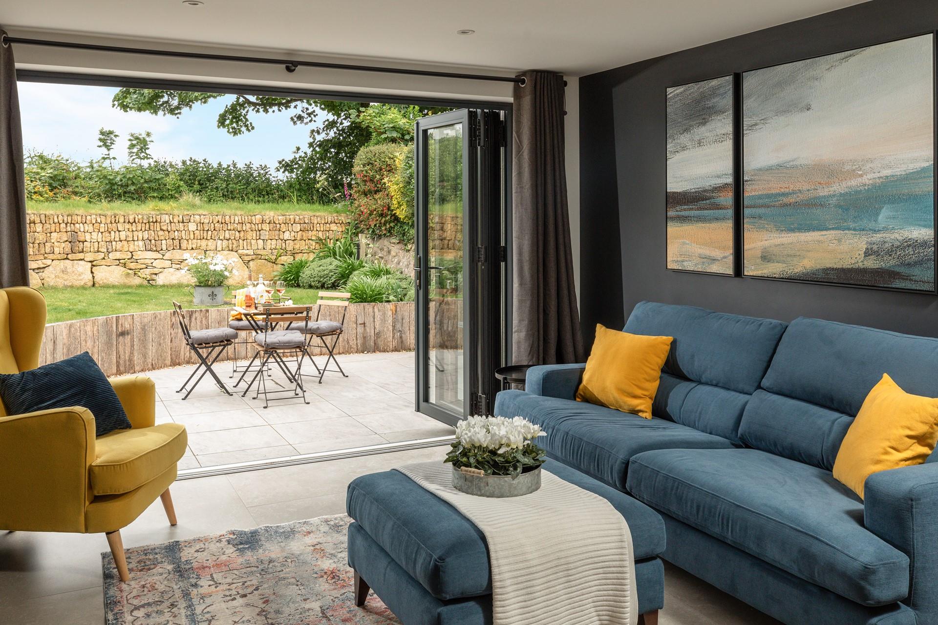 Seaside tones reflect the proximity to the Cornish ocean.