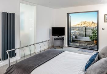 Wake up and open the patio doors to listen to the sounds of the sea!