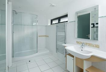 The Decks offers a family bathroom, en-suite shower, and an additional cloakroom!