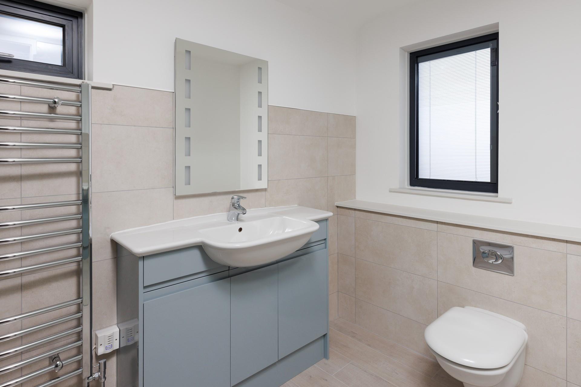 The Decks offers a family bathroom, en-suite shower, and an additional cloakroom!