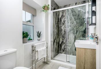 Wash off sandy toes in the modern shower room.