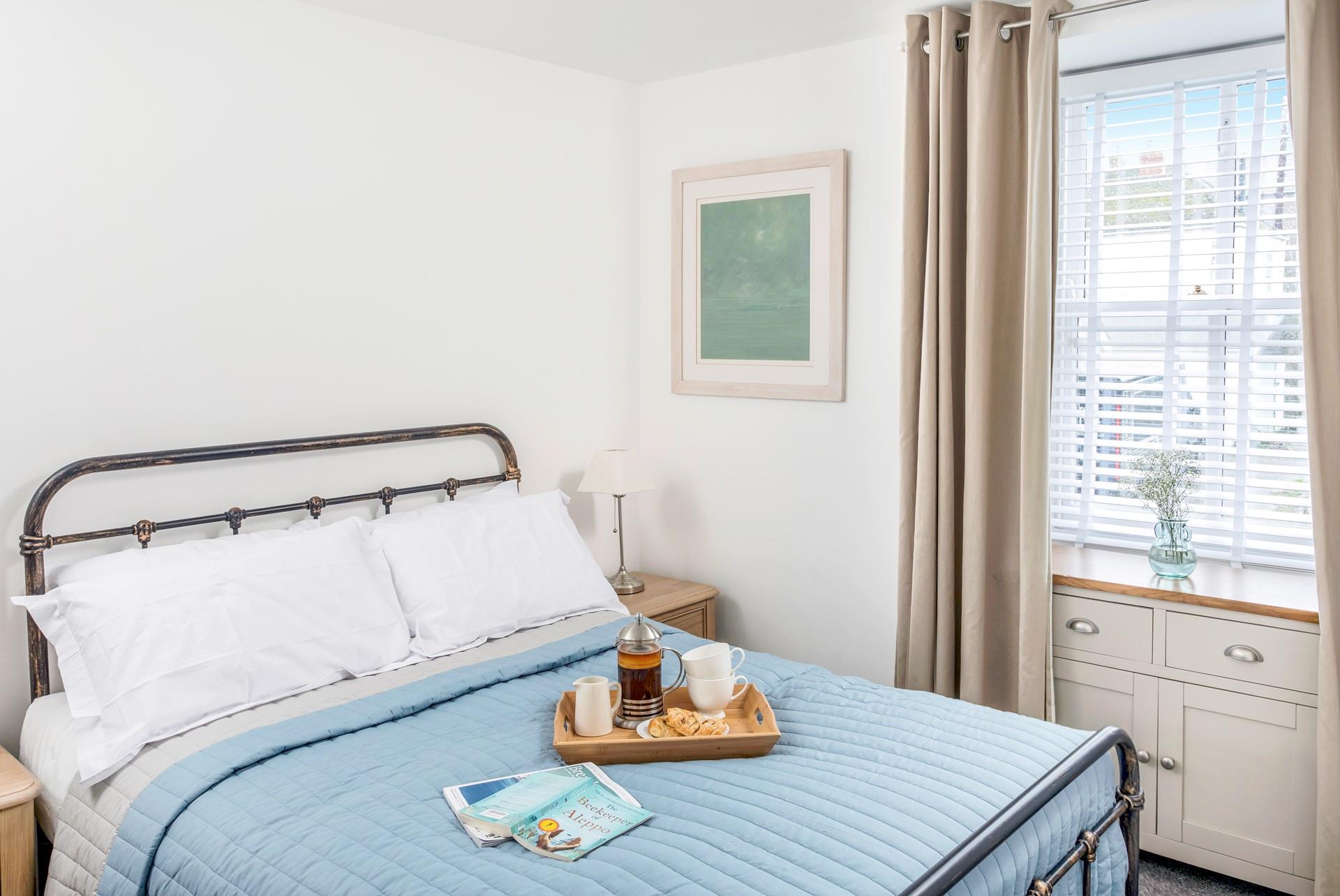 Tuck into the cosy double bed and drift into a dreamy night's sleep.