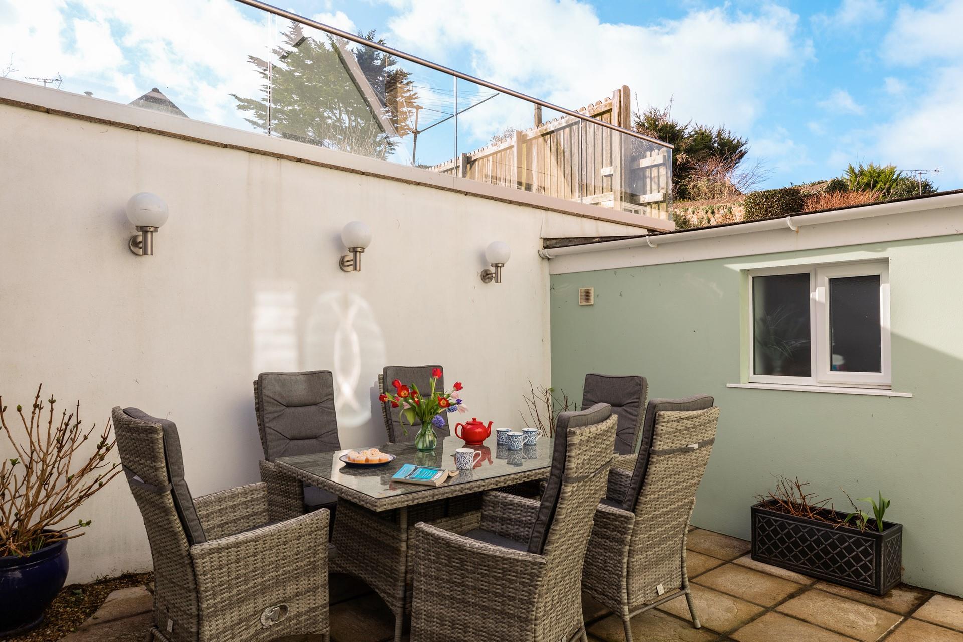 Take meals al fresco in the summer sunshine.