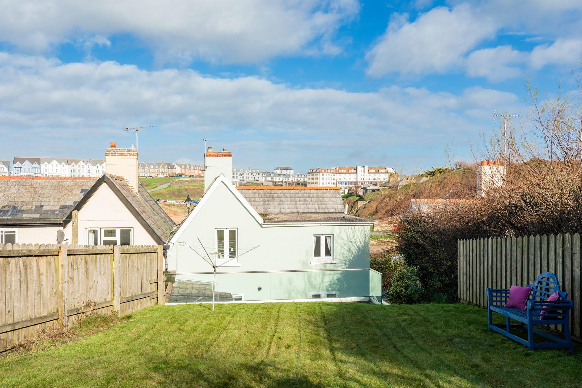 Enjoy an evening sundowner in the garden.