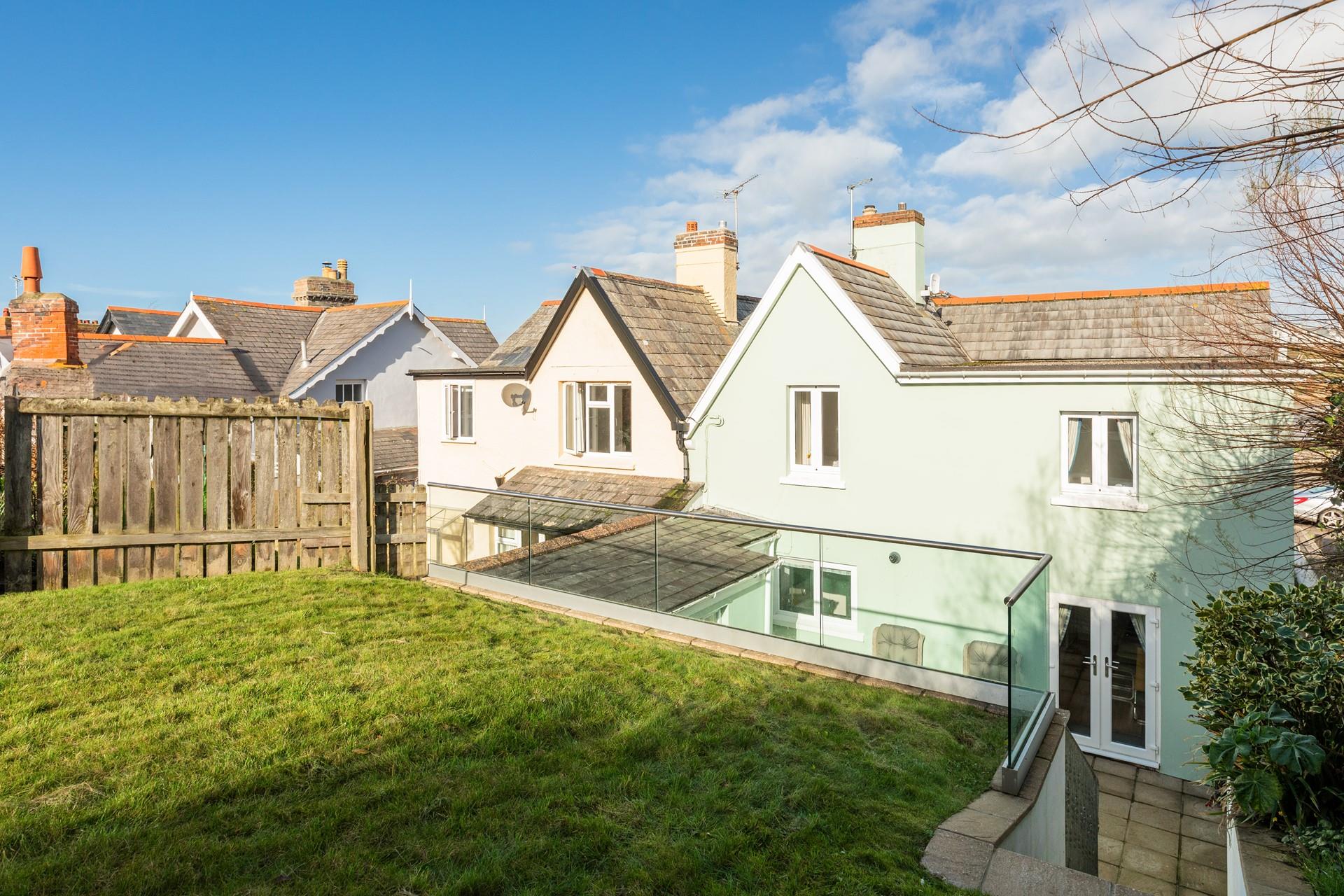 Take an evening stroll along the canal before coming back to relax in the garden.