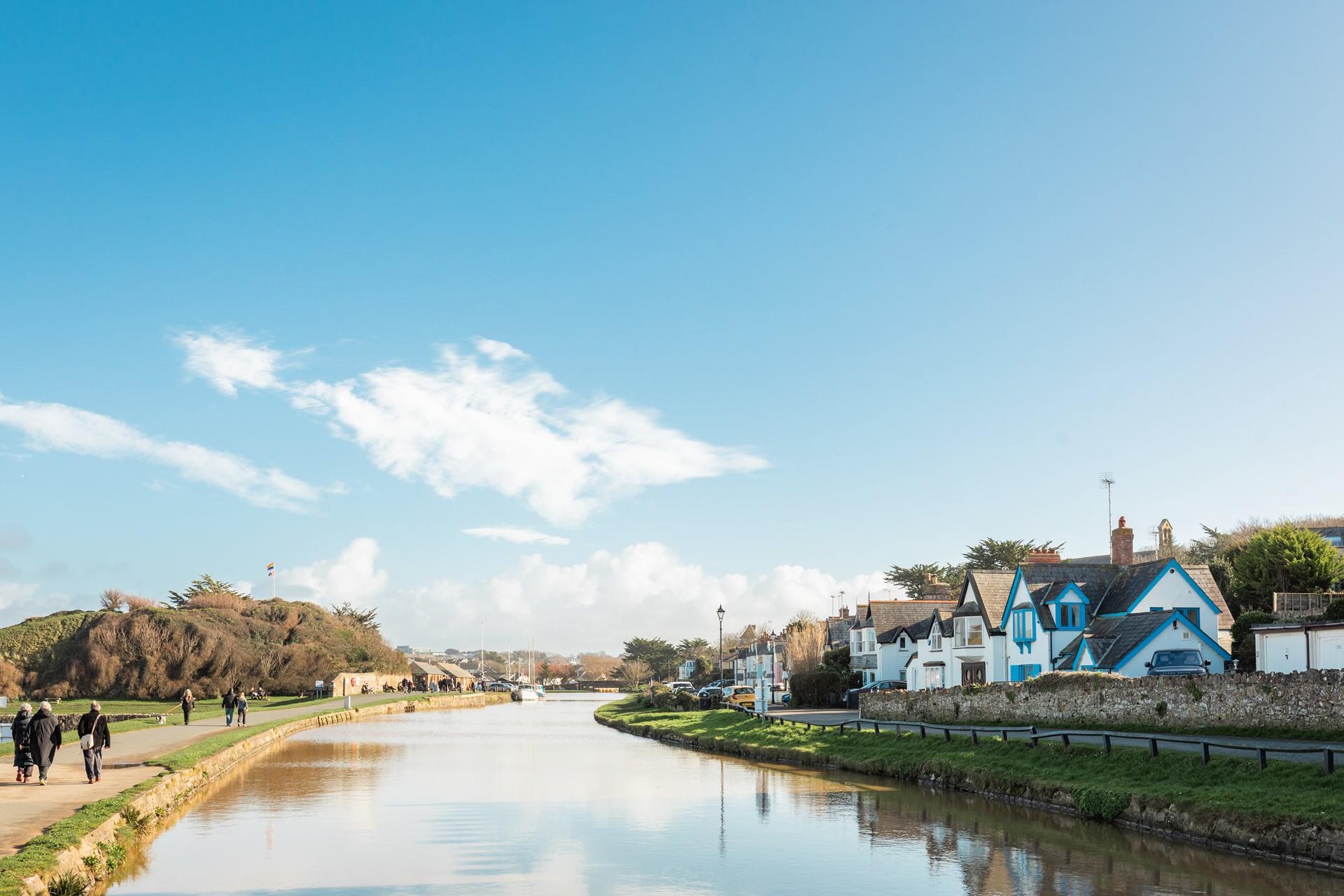 Stroll into Bude town and explore the shops and restaurants.