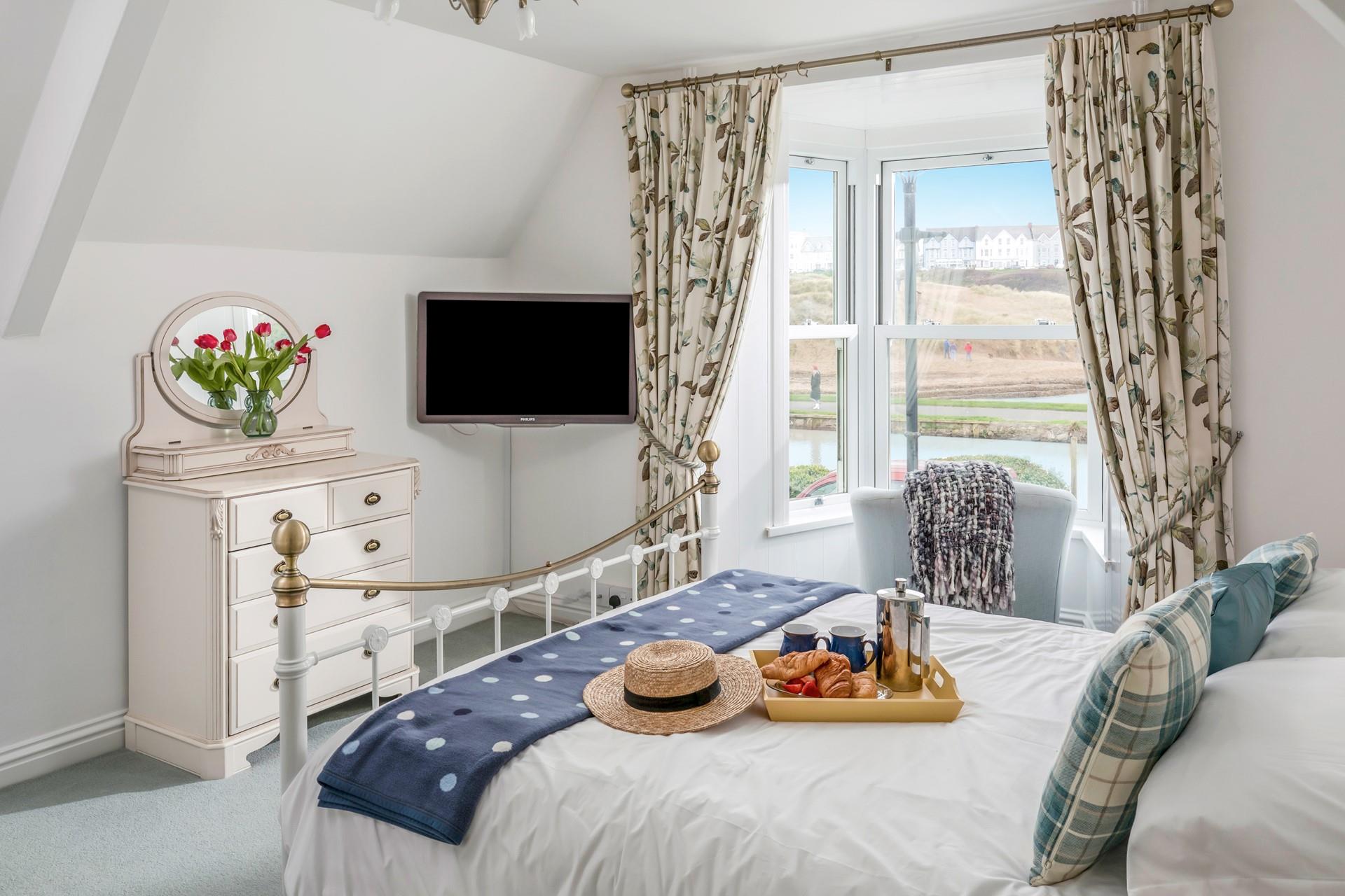 Start the day with breakfast in bed whilst you discuss the day's plans.