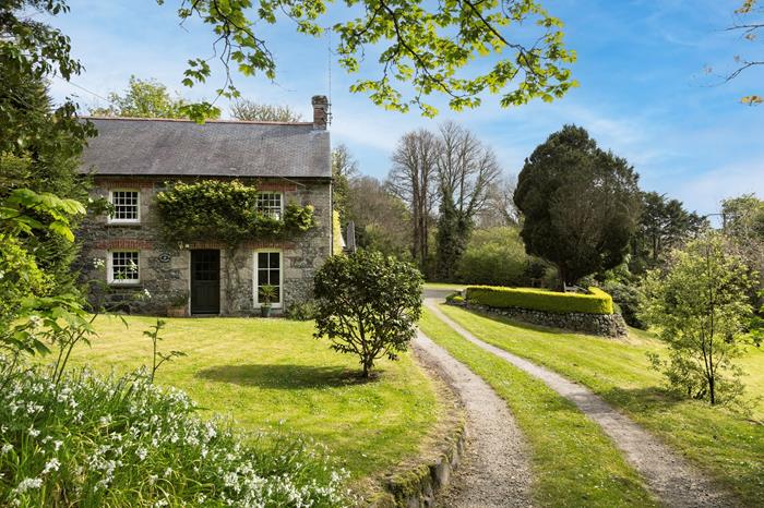 Woodbine Cottage, Mullion, Sleeps 8 in Mullion