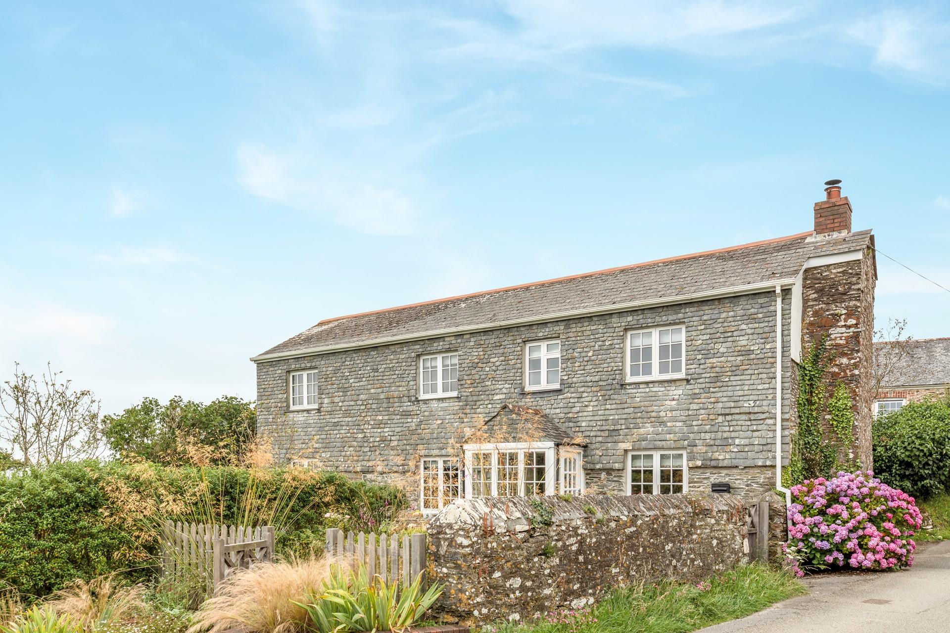 Rose Cottage is ideally located in a peaceful countryside setting whilst still being close to the coast.