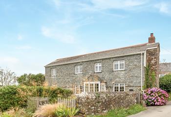 Rose Cottage is ideally located in a peaceful countryside setting whilst still being close to the coast.