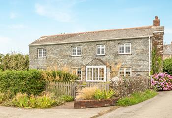 Rose Cottage is a charming cottage in the quaint hamlet of St Ewe.