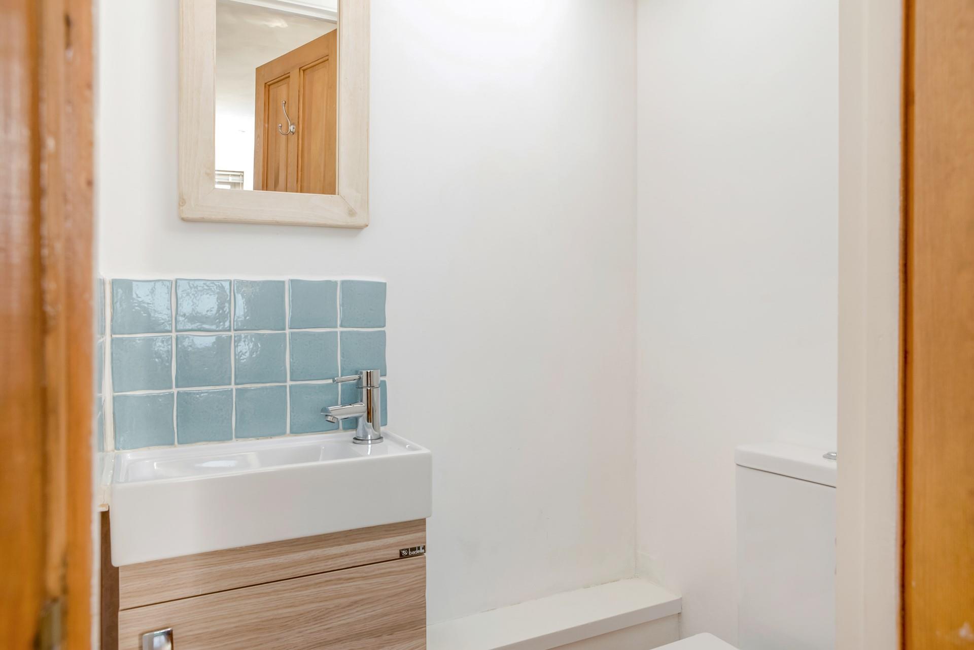 The cloakroom offers an additional WC.