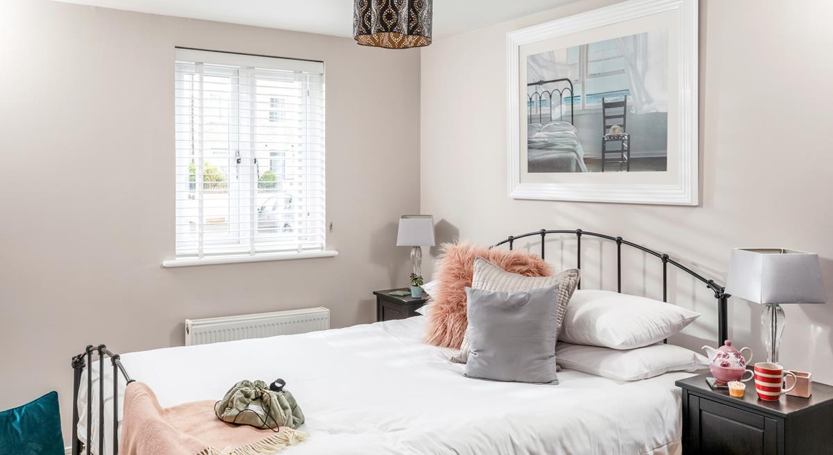 Tuck into the king size bed and drift into a dreamy night's sleep.