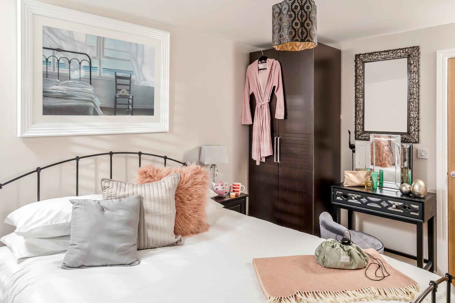 Wake up and sip a cuppa in the comfy king size bed each morning.