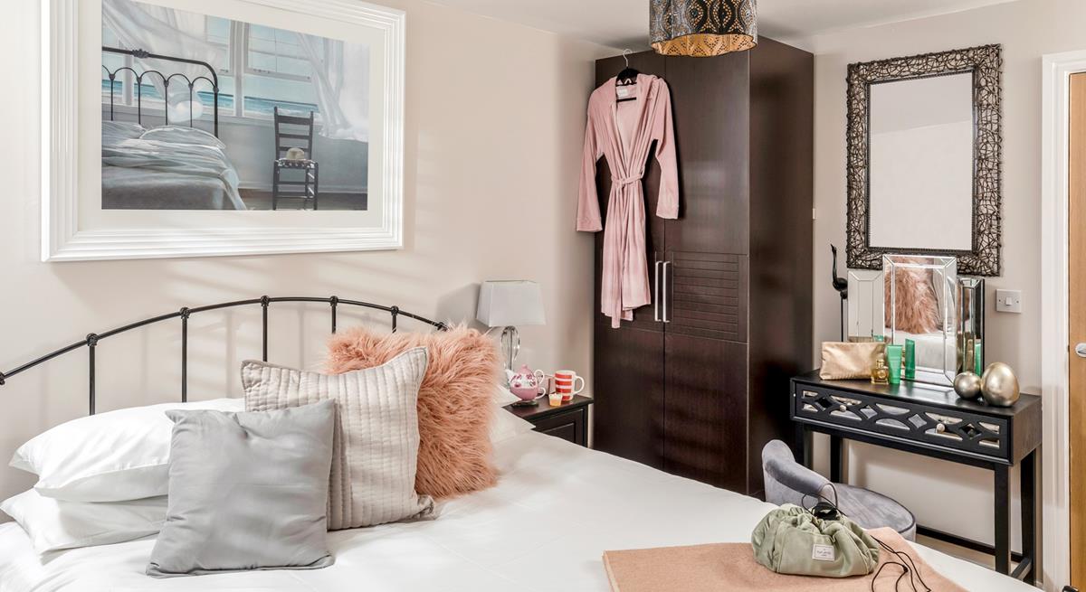 Wake up and sip a cuppa in the comfy king size bed each morning.