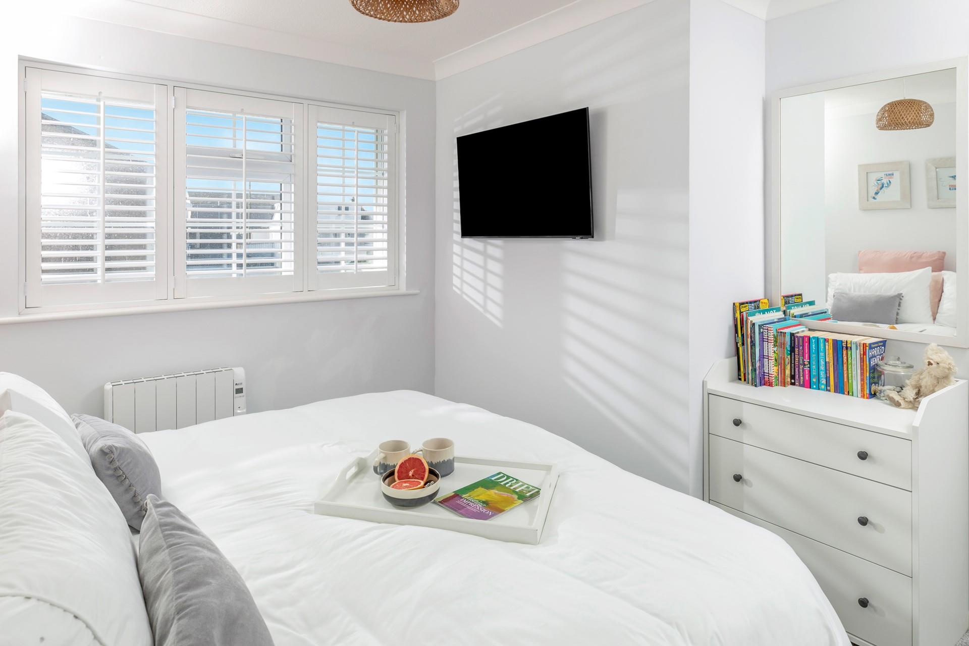 Wake up and decide on the day's plans in the morning.