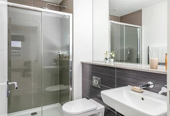 Start the day with an invigorating morning shower in the en suite.