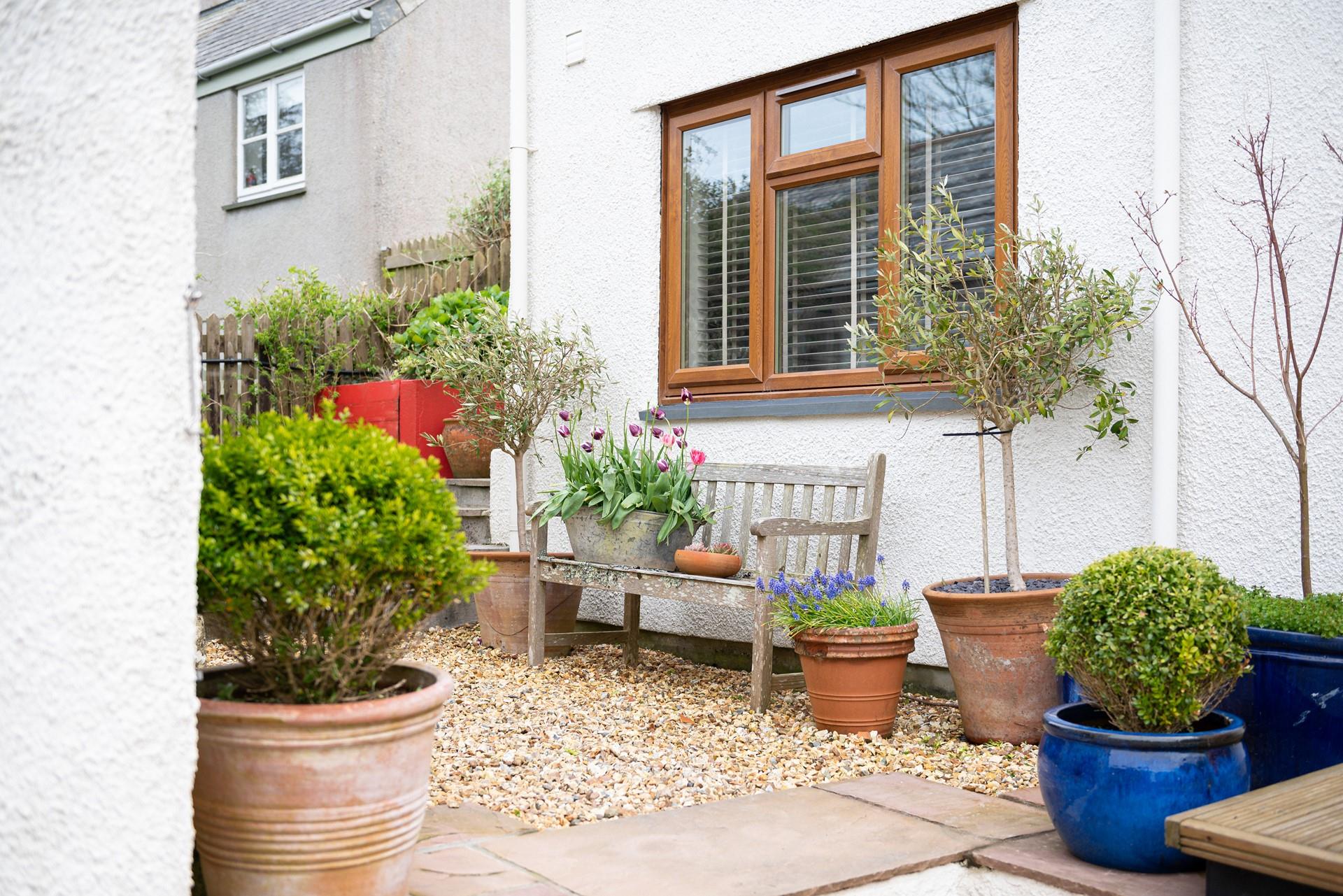 Barn Cottage is located in a pretty hamlet close to Crackington Haven.