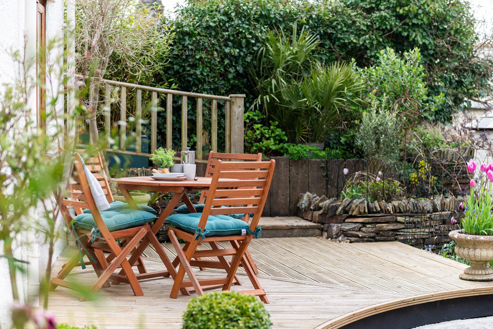 Enjoy al fresco meals out on the decking.