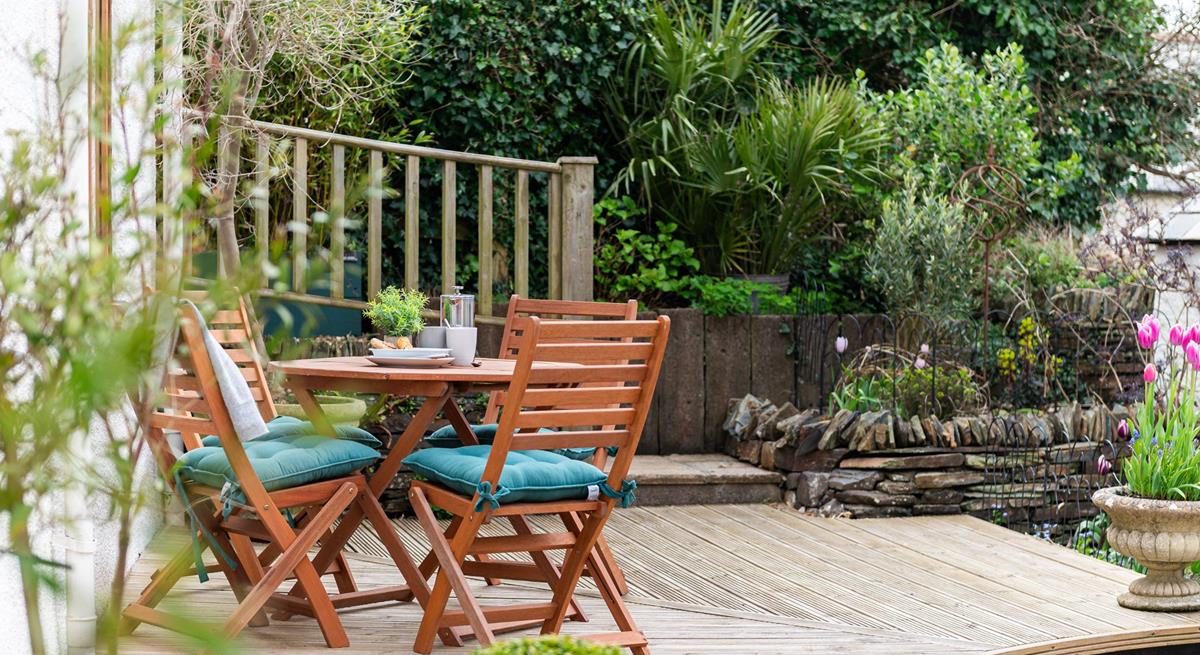 Enjoy al fresco meals out on the decking.
