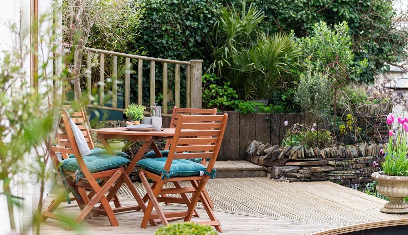 Enjoy al fresco meals out on the decking.