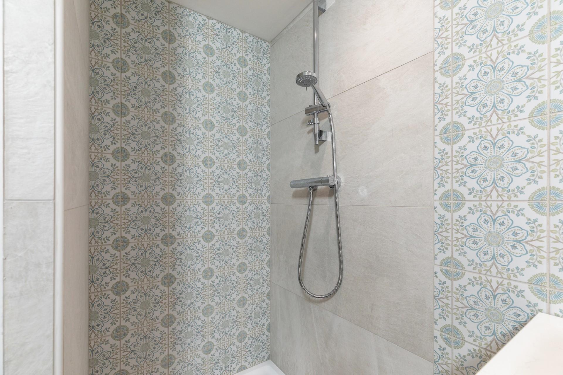 Step into the en suite shower after a day of wandering the nearby coastal paths.