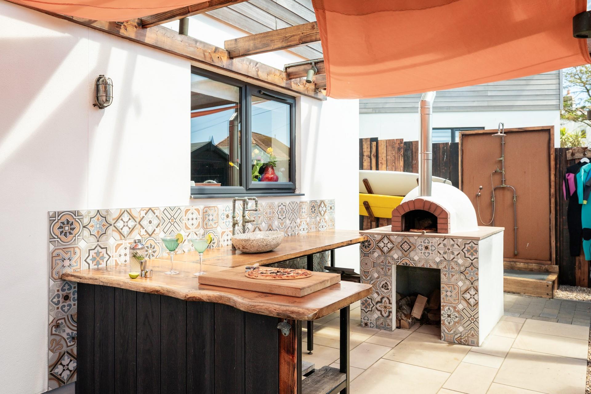 The added bonus of a pizza oven makes evenings in the garden the perfect place to spend quality time with family.